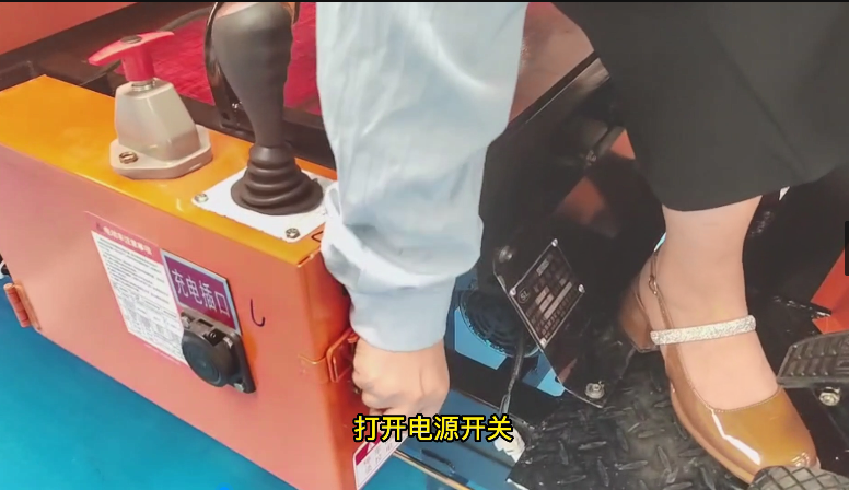 打開(kāi)電動(dòng)運(yùn)礦車(chē)電源總開(kāi)關(guān)