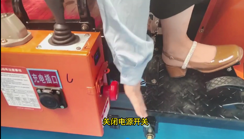 關(guān)閉2噸電動(dòng)運(yùn)礦車(chē)總電源