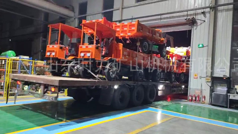 12臺(tái)4噸電動(dòng)自卸車(chē)發(fā)往甘肅