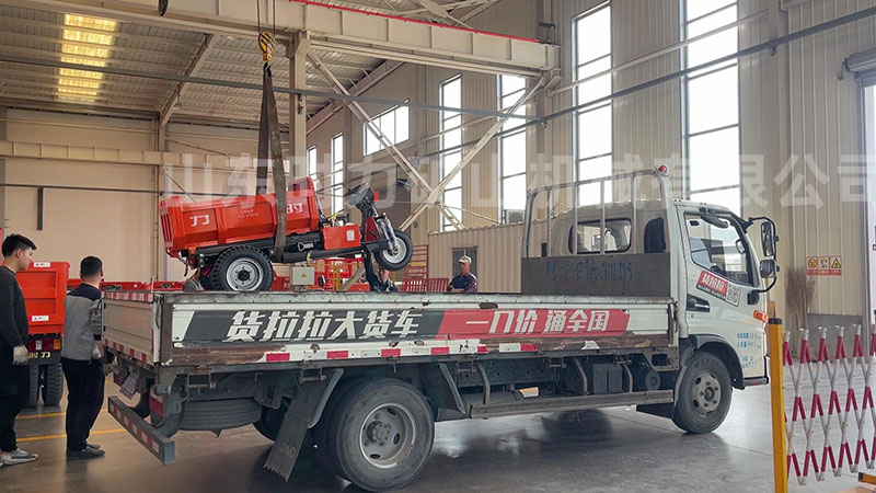 兩臺電動(dòng)三輪自卸車發(fā)貨