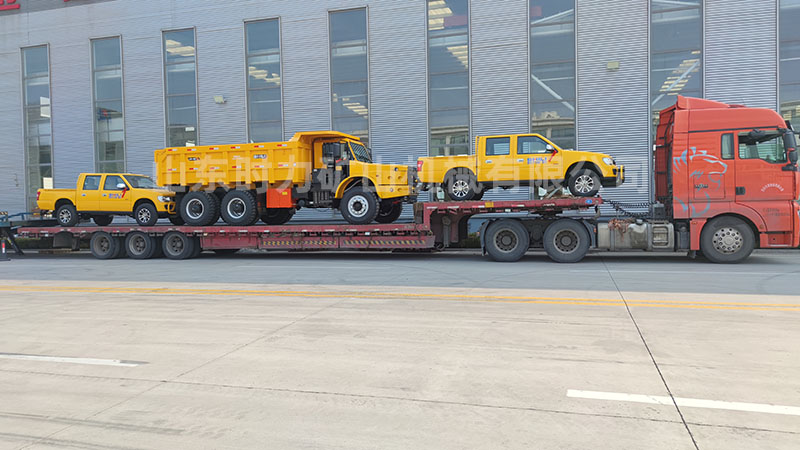 2臺(tái)運(yùn)料、1臺(tái)uq20尖頭運(yùn)輸車發(fā)往貴州